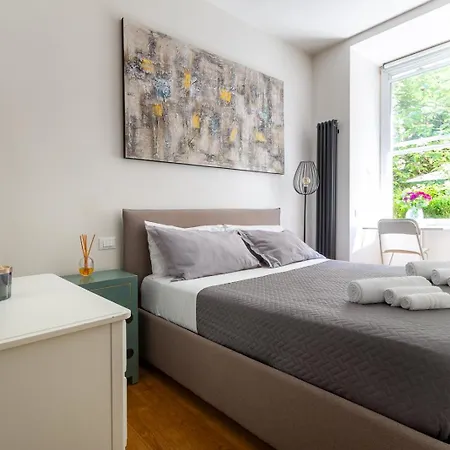 Chic Industrial Design By Vatican Museum Apartamento *