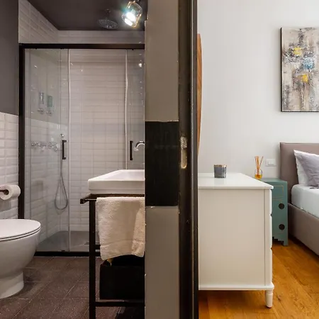 Chic Industrial Design By Vatican Museum Apartamento