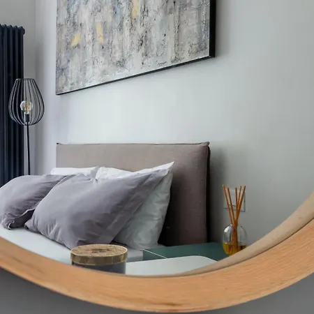 Chic Industrial Design By Vatican Museum Apartamento *